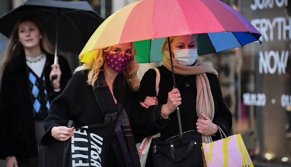 İngiltere'de sokağa çıkma kısıtlamalarının biteceği 2 Aralık'ta mağazalar ve spor salonları açılacak