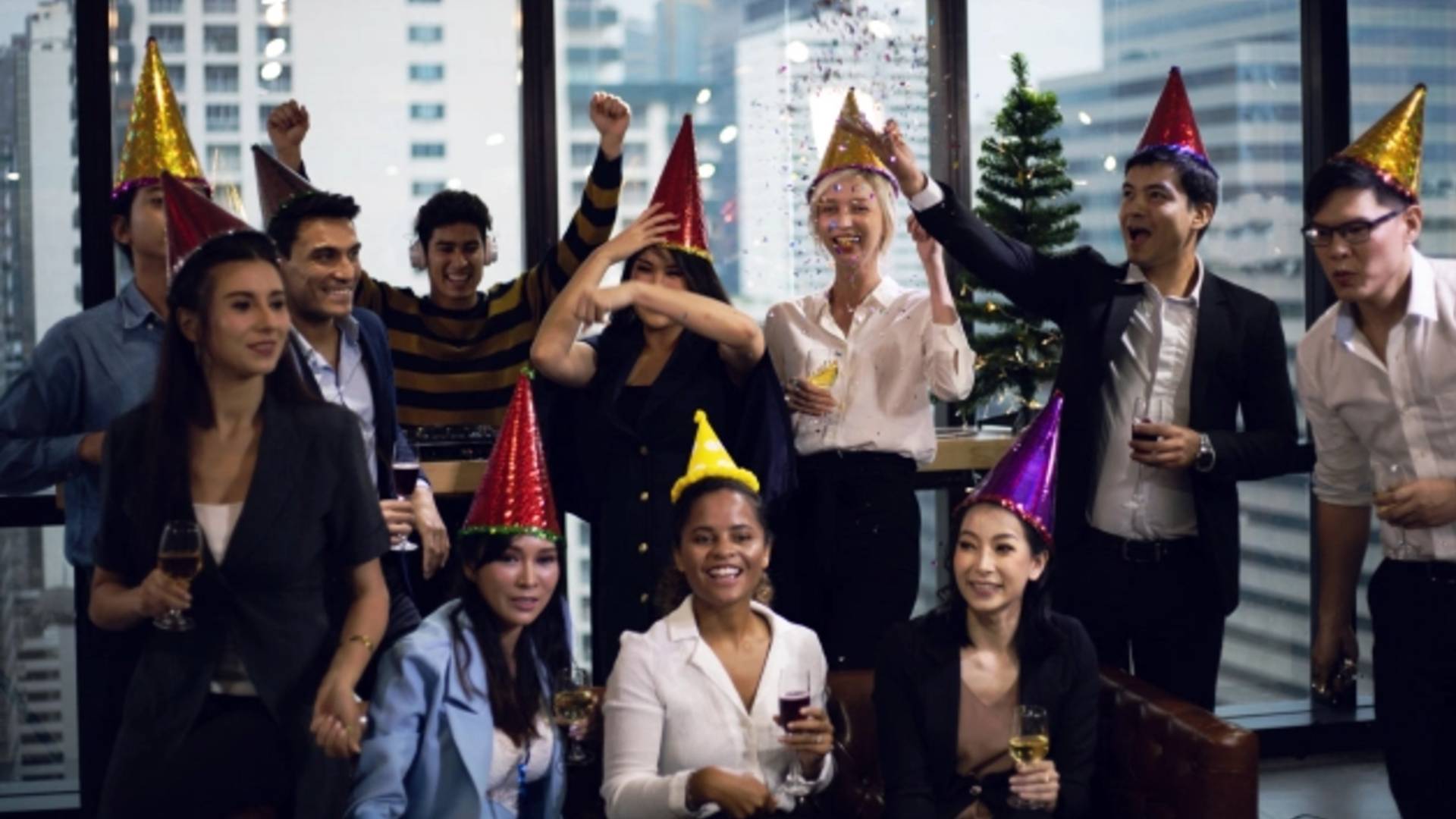 İngiltere'de yılbaşı partisi vermeyenlere 200 pound ikramiye!