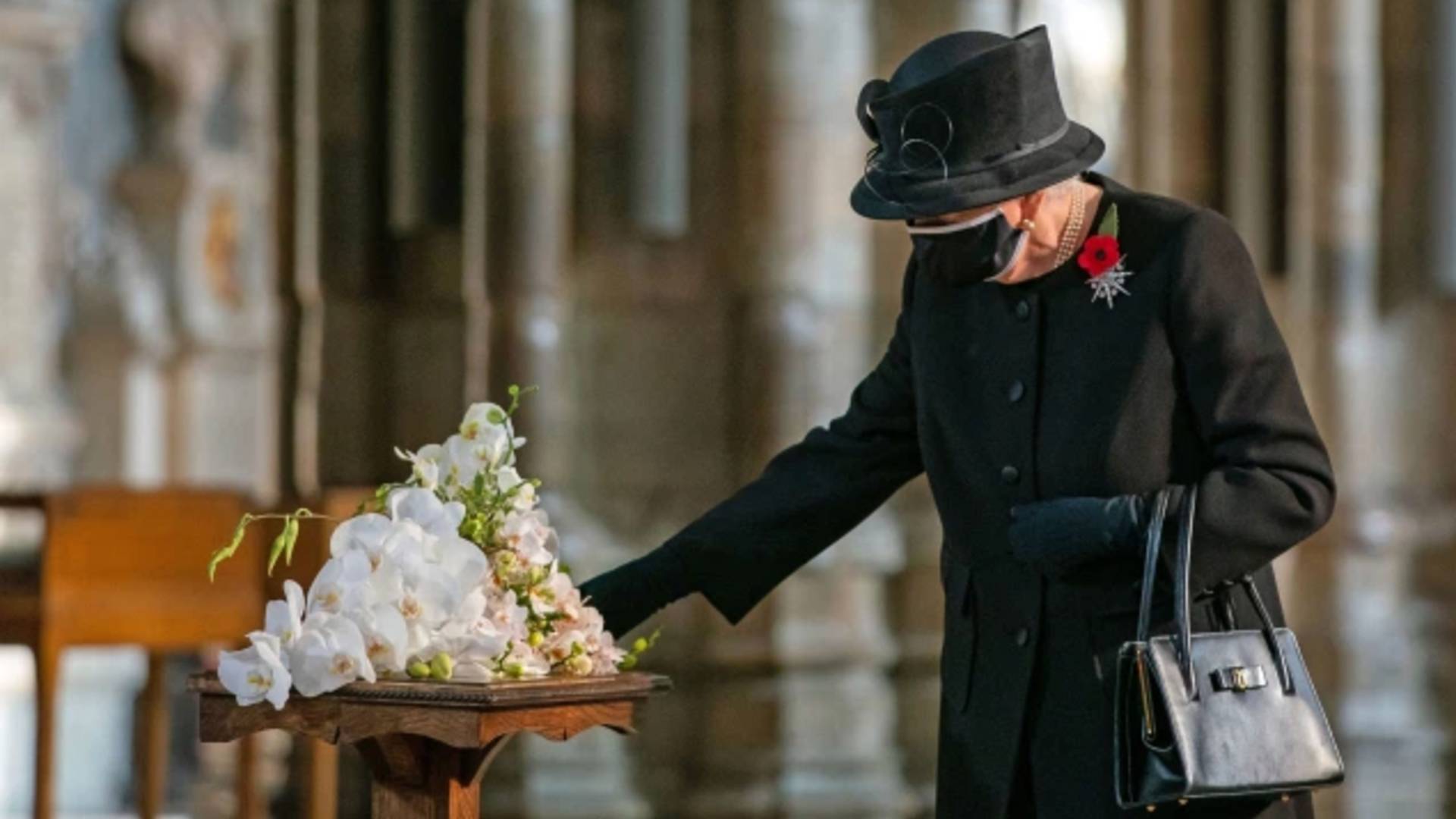 Kraliçe ilk kez maske ile görüntülendi