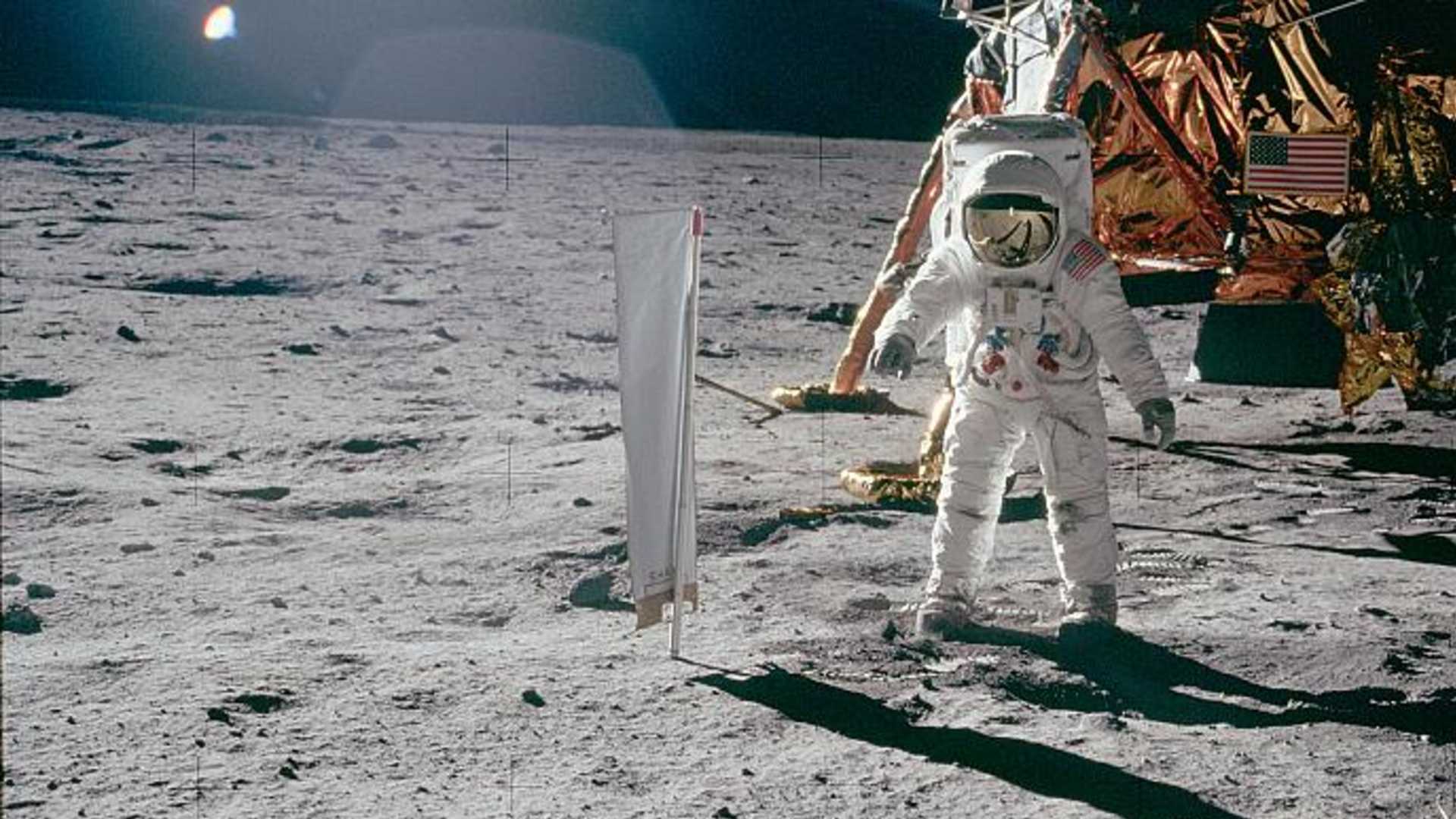 Neil Amstrong'un daha önce yayınlanmayan Ay'da çektiği fotoğrafları açık artırmaya çıkacak