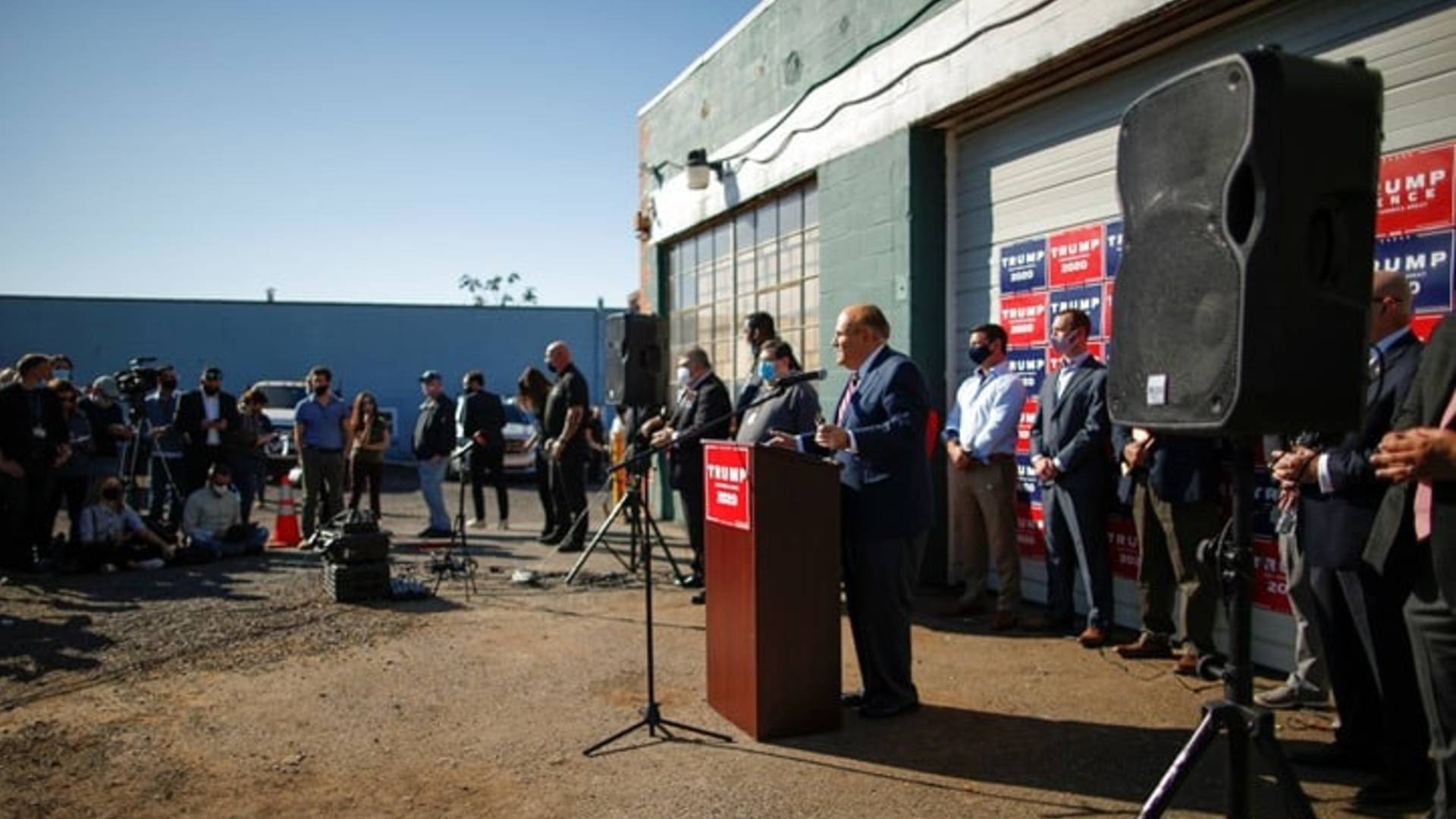 Trump’ın ekibi basın toplantısını yetişkin ürünleri satan dükkanın yanında bir otoparkta yaptı!