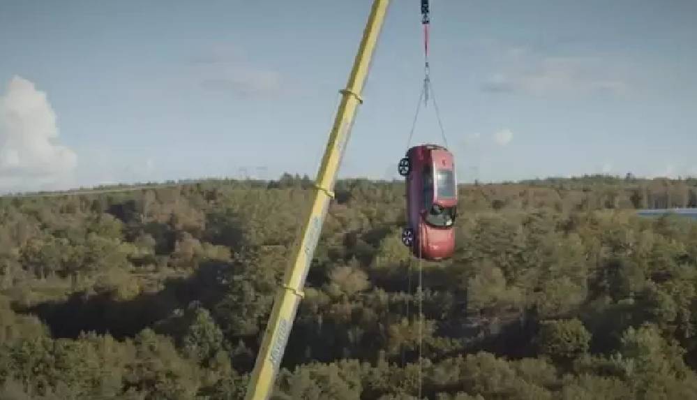 Ünlü otomobil markasından ilginç güvenlik testi! 30 metreden aşağı attılar