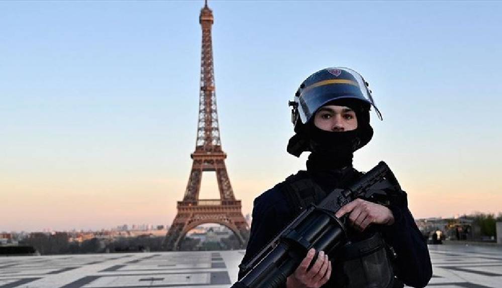 Fransa'da yılbaşı gecesi 100 bin polis ve jandarma görev yapacak