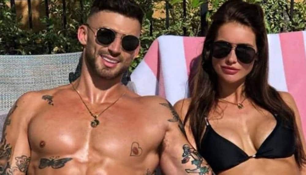 İngiliz şarkıcı ahlaksız teklifi ifşa etti_ Eşini de getir...