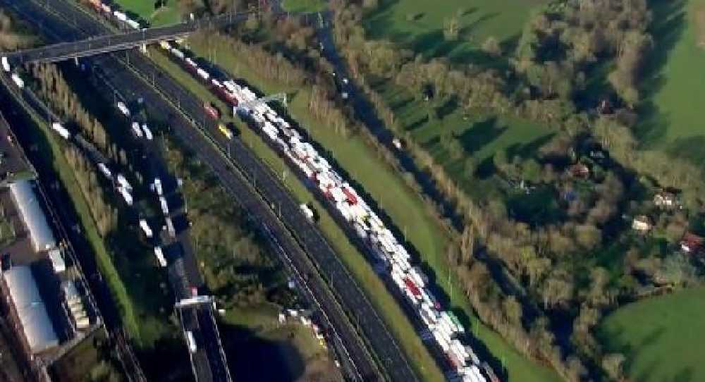 İngiltere’de Noel nedeniyle 32 kilometrelik tır kuyruğu