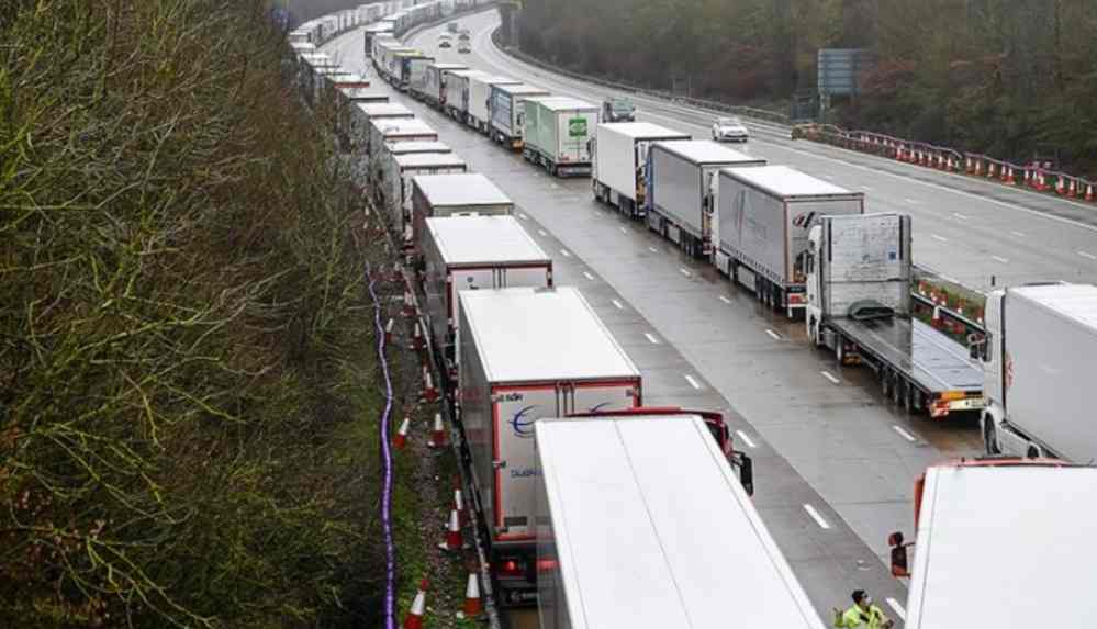 İngiltere'de TIR kuyruğu uzuyor_ Fransa'ya geçmek için bekleyenlerin sayısı 1500'ü geçti