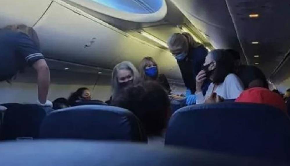 Koronavirüs olduğu iddia edilen yolcunun uçakta öldüğü ana ilişkin fotoğraflar ortaya çıktı (1)