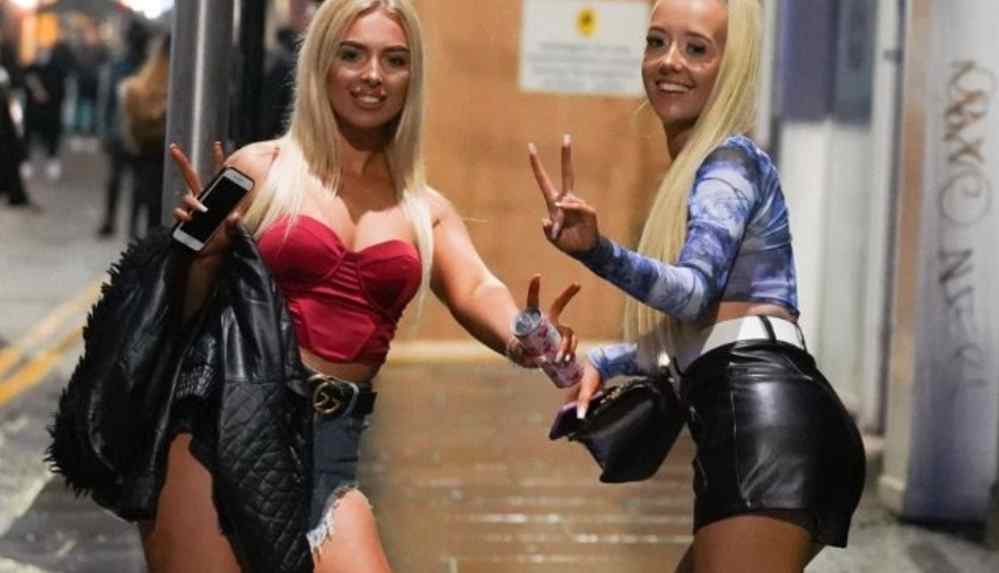 Londra ve Liverpool'da korona unutuldu sokaklar doldu taştı!