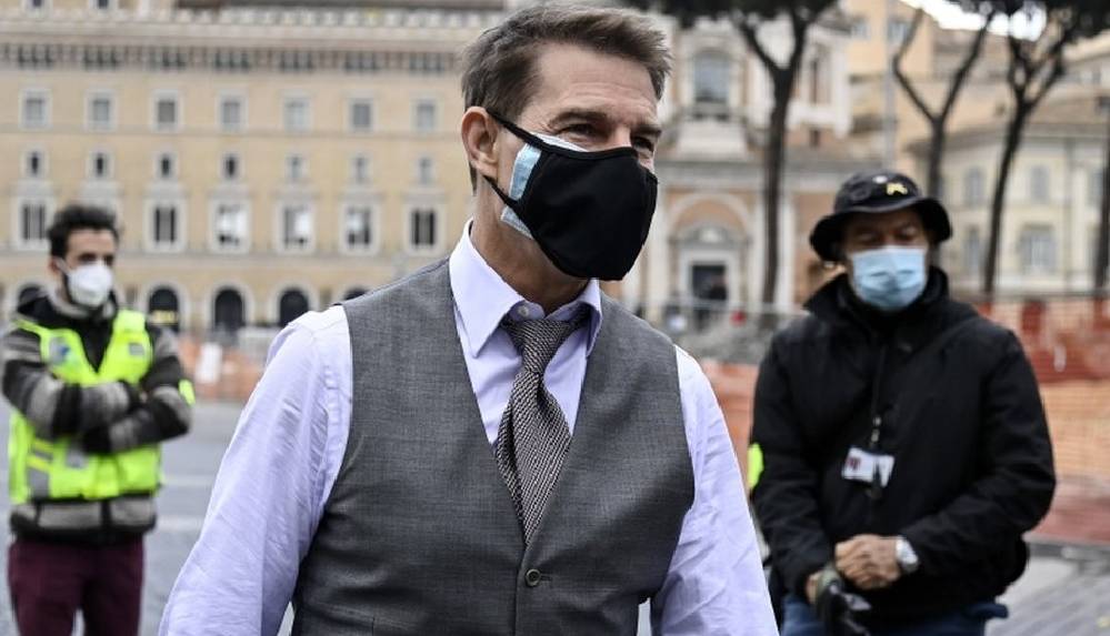 Tom Cruise Londra'daki Görevimiz Tehlike setinde mesafe kuralına uymayanları azarladı