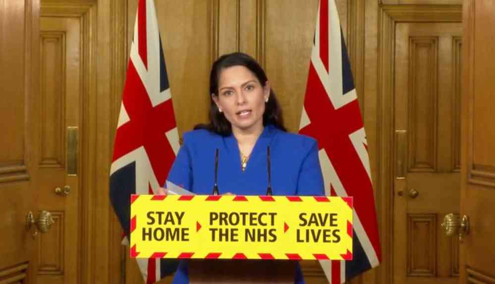 İngiltere'de İç İşleri Bakanı'ndan canlı yayında gaf! Kuralları yanlış açıkladı