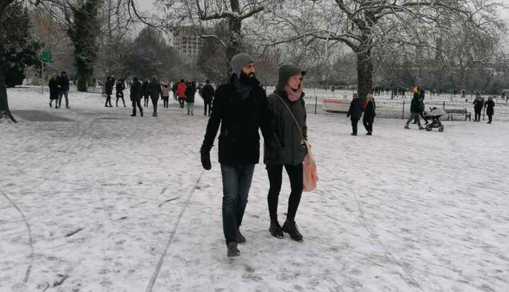 İngiltere'de polis kar yağışıyla kendini sokaklara atan, kartopu savaşı yapan veya kızakla kayanlara 200 sterlinlik Covid cezası tehdidinde bulundu