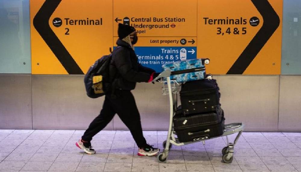 İngiltere'ye girişlerde de 'negatif koronavirüs test sonucu' zorunluluğu getirilecek