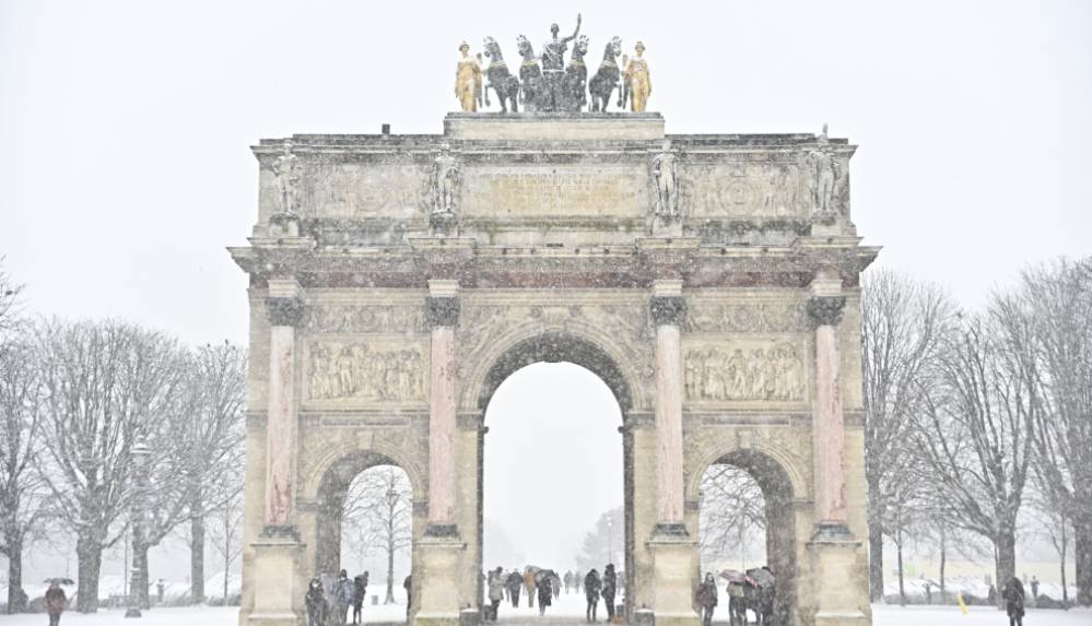 _Paris beyaza büründü