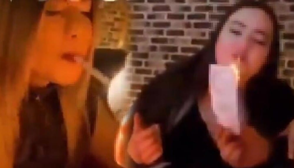 Sosyal medya bu görüntüleri konuşuyor! Türk lirasını ateşe verip sigara yaktılar!