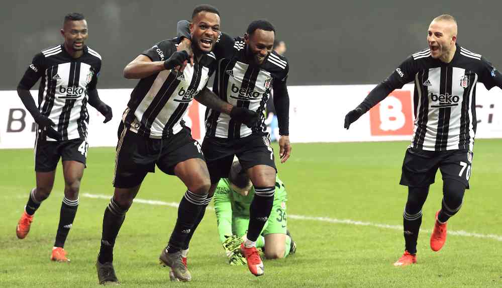 Yılın ilk derbisinde Beşiktaş Galatasaray'ı 2-0 mağlup etti...