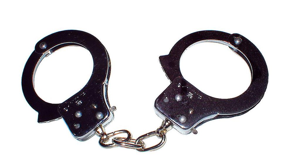 60 yıl önce karakoldan çaldığı kelepçeyi iade etti