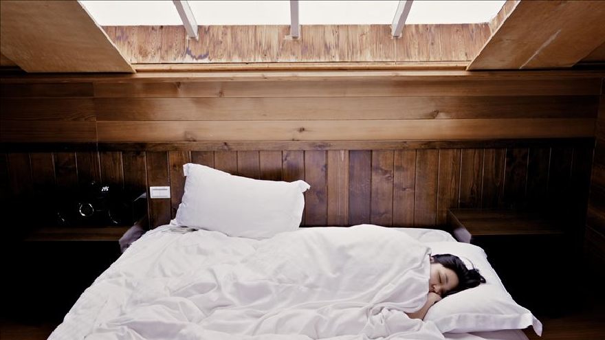 Bir yatak inceleme platformu, uyumak için ücret alacak bir çalışan arıyor