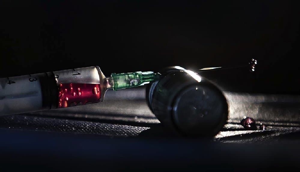 Fransa, ulusal aşısının ilk siparişlerini İngiltere'ye kaptırdığı için eleştiriliyor