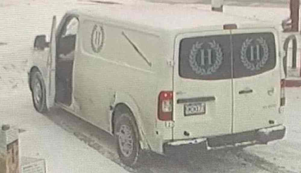 İçinde ölü bulunan cenaze aracını çaldılar!