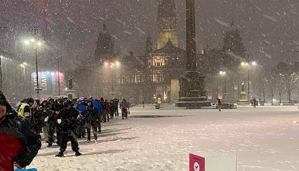 İskoçya'da dondurucu soğukta yemek sırası bekleyen evsizlerin görüntüsü tepkilere yol açtı