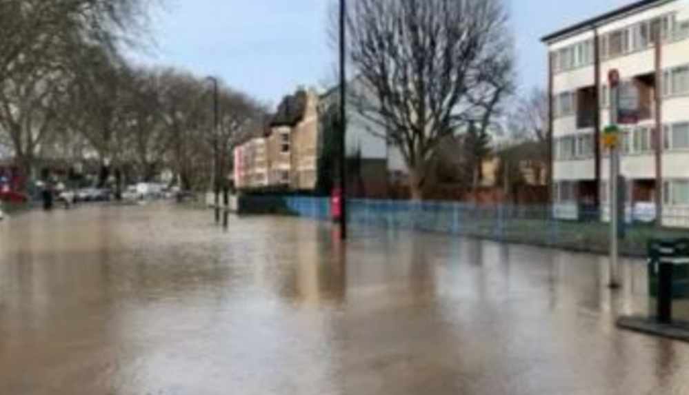 Londra’da sokaklar göle döndü