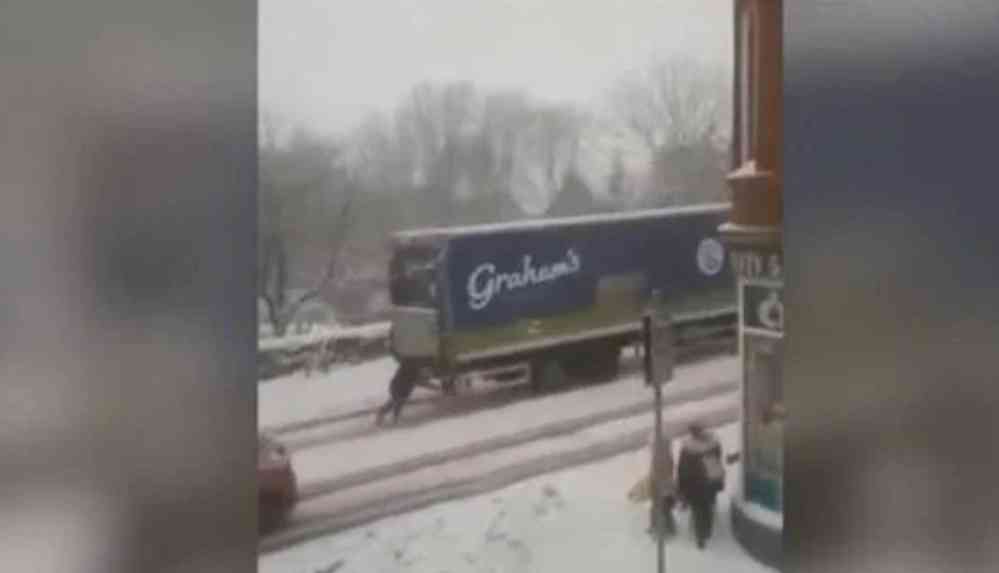 TIR’ı ittirmeye çalışan kadın gündem oldu