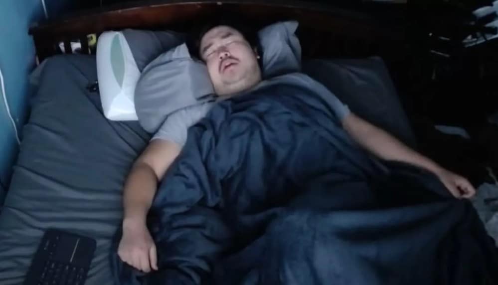 Twitch yayıncısı uyuyarak 16 bin dolar kazandı (1)