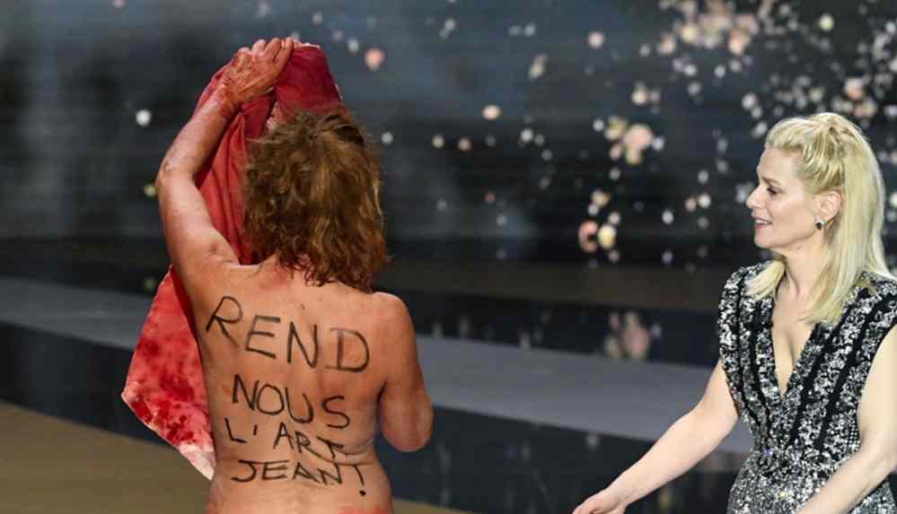 Başbakanı protesto için sahnede soyundu