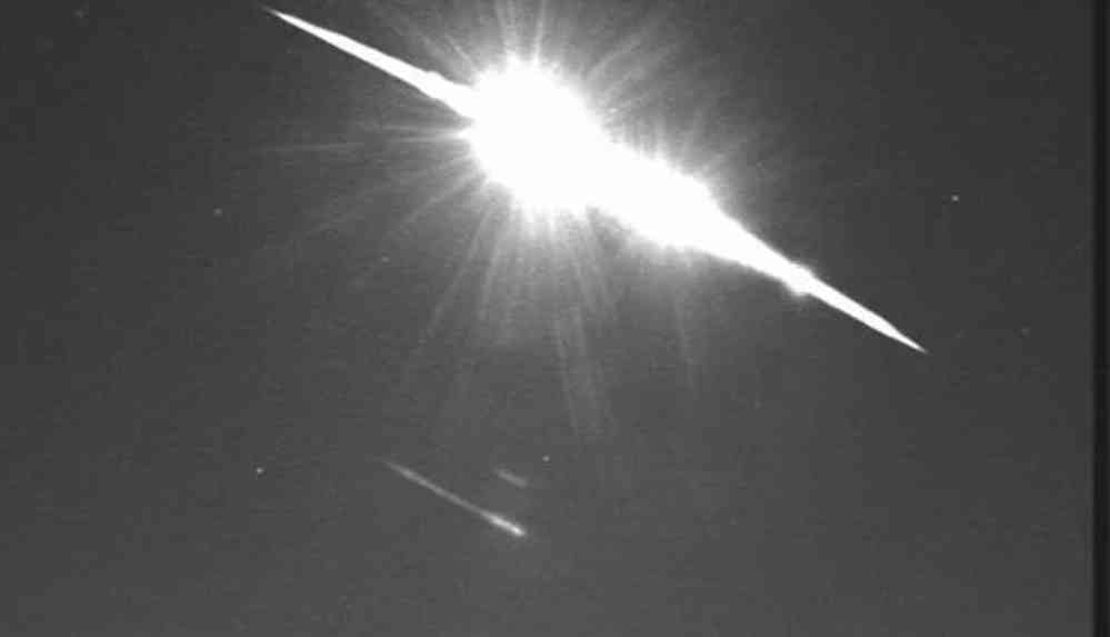 Britanya semalarından geçen ateş topu görenleri büyüledi