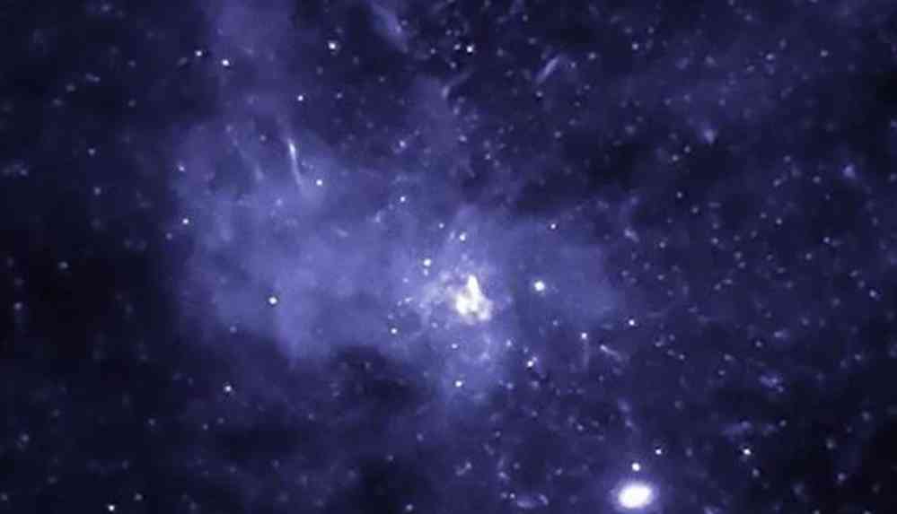 Devasa bir kara deliğin saatte yaklaşık 177 bin kilometre hızla uzayda yol aldığı keşfedildi