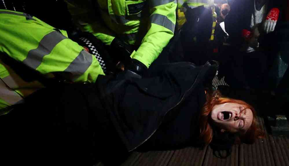 İngiltere karıştı! Polis, öldürülen genç kadını anmak için toplanan kalabalığa müdahale etti (4)