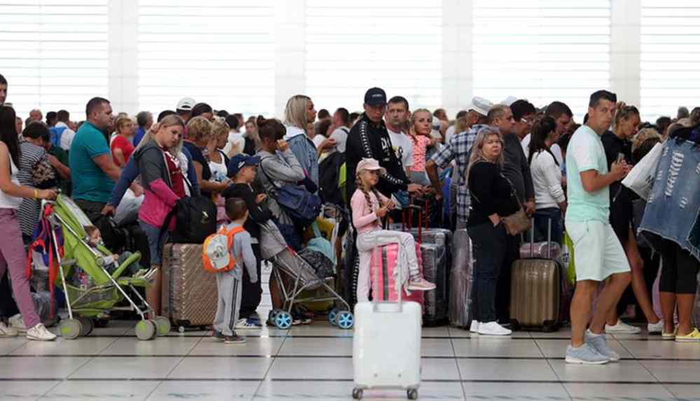 İngiltere yeni yasa ile eve kilitlenecek_ _Tatile gitmek isteyene 5 bin pound ceza!