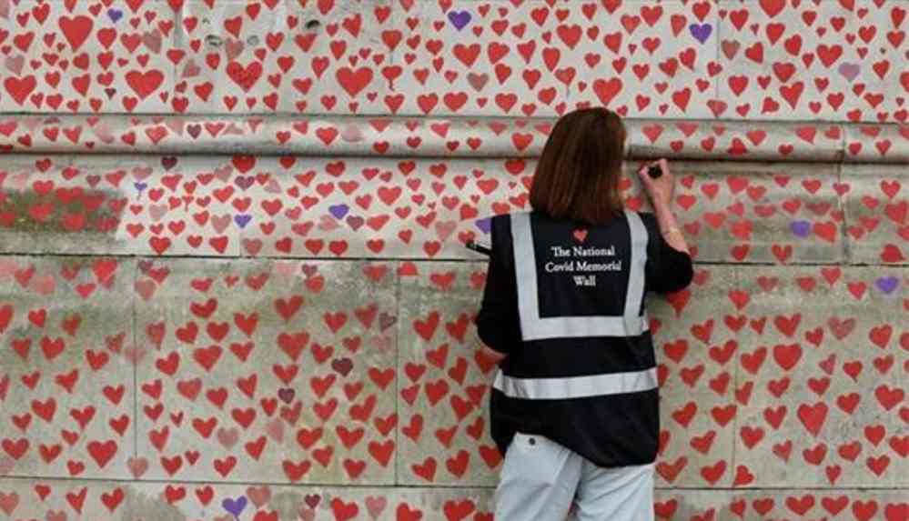 İngiltere'de Kovid-19'dan hayatını kaybedenler için kalplerle anma duvarı oluşturuldu