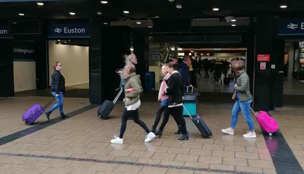 İngiltere'de pazartesinden itibaren sokağa çıkıyor. Kısıtlamalar hafifliyor...