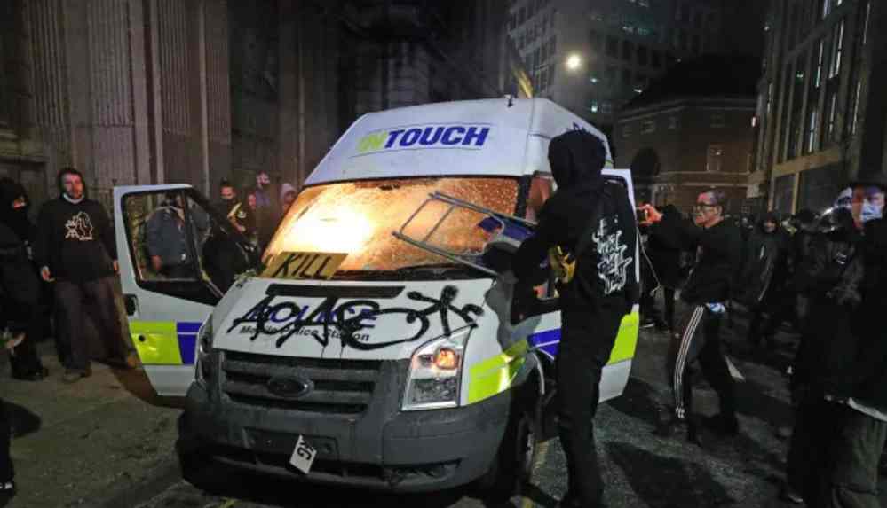 İngiltere'nin Bristol kentinde eylemciler polis karakoluna saldırdı