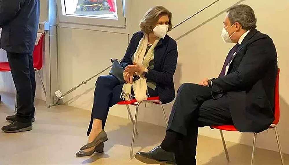 İtalya Başbakanı ve eşi koronavirüs aşısı için sıra beklerken görüntülendi