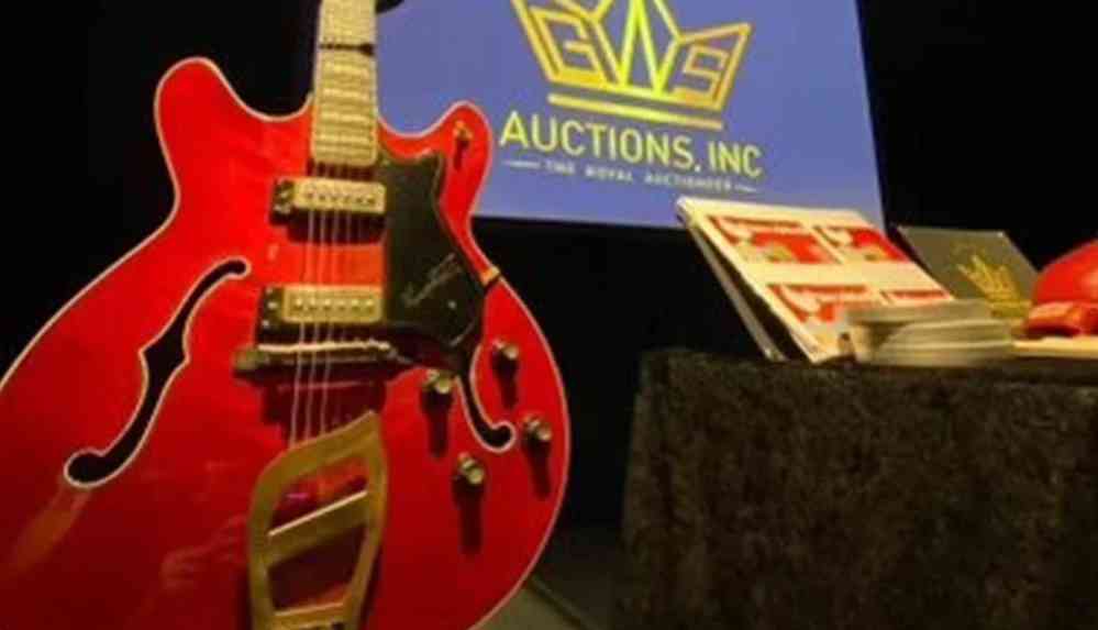 Rock'n Roll'un kralı Elvis Presley'in gitarı 500 bin dolara satıldı