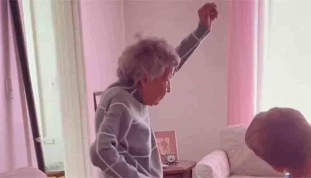 Torununun beden eğitimi dersine katılan 102 yaşındaki kadın viral oldu