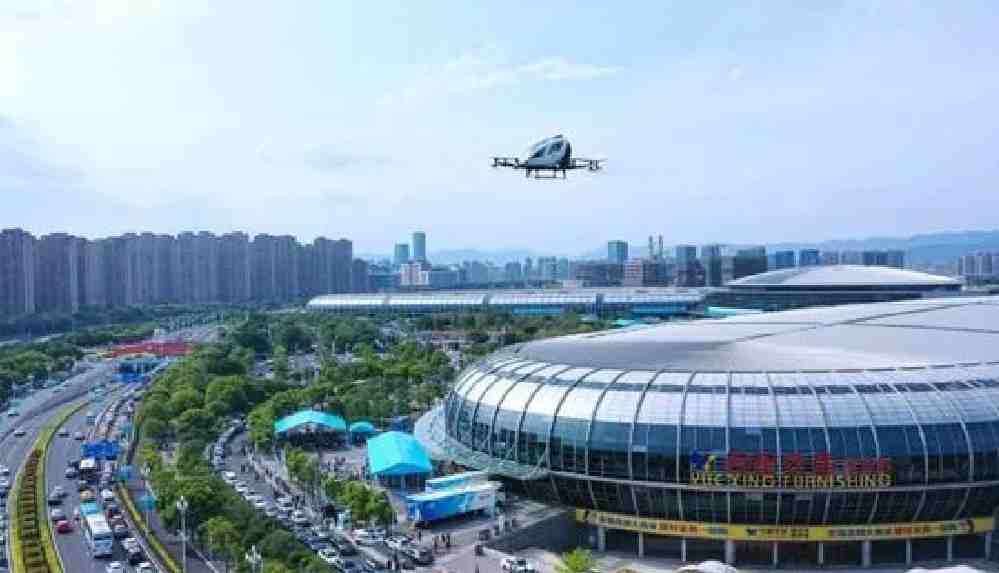 Çin'de sürücüsüz drone taksi 2 yolcusuyla uçtu