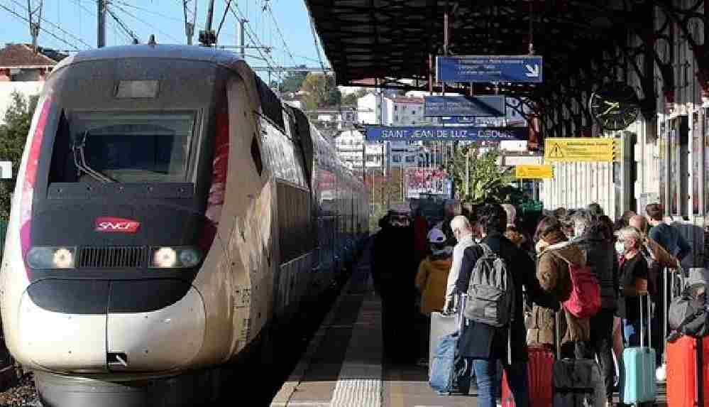 Fransa'da trenle 2,5 saat mesafedeki yerlere uçakla yolculuk yasaklanıyor