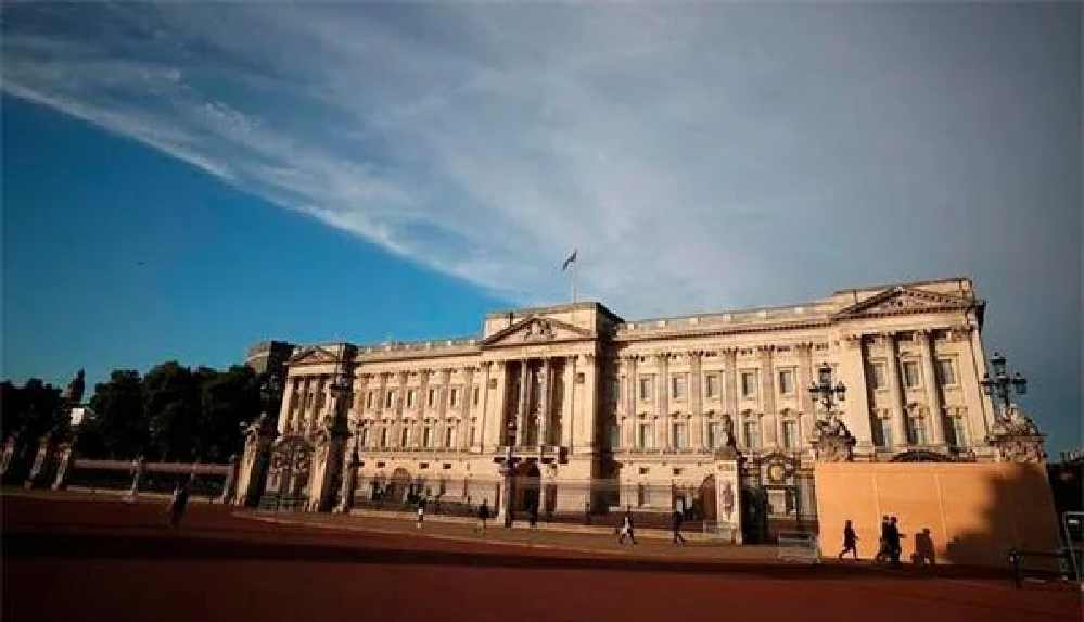 İngiltere tarihinde ilk_ II. Elizabeth Buckingham Sarayı bahçesini pikniğe açtı