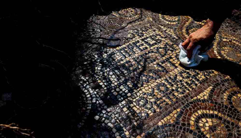 İzmir'de kaçak kazı operasyonunda 1500 yıllık mozaik bulundu