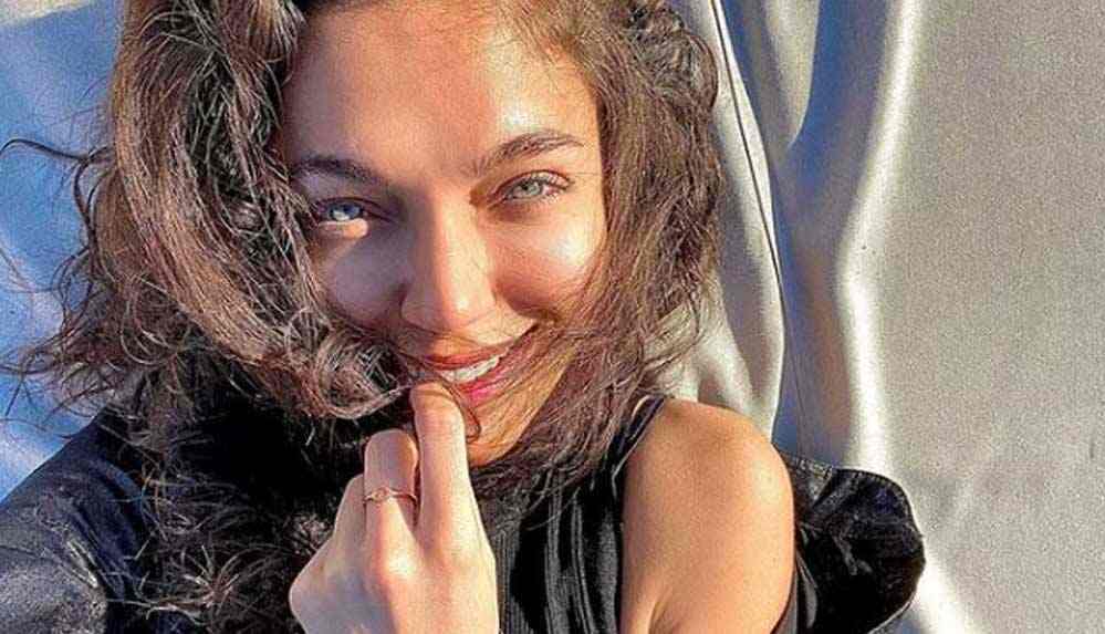 Koronavirüse yakalanan oyuncu Ceren Yılmaz hastaneye kaldırıldı