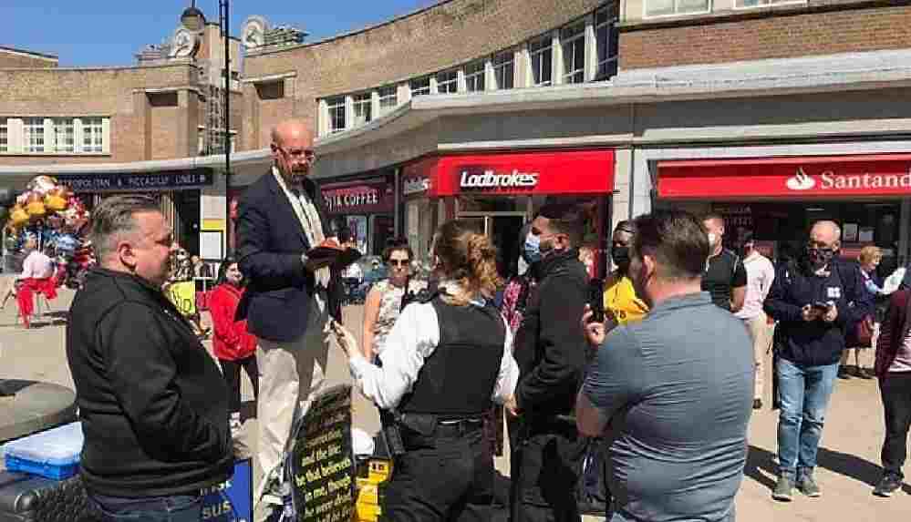 Londra'da bir papaz, _evlilik kadın ve erkek arasındadır_ deyince kelepçelenerek gözaltına alındı