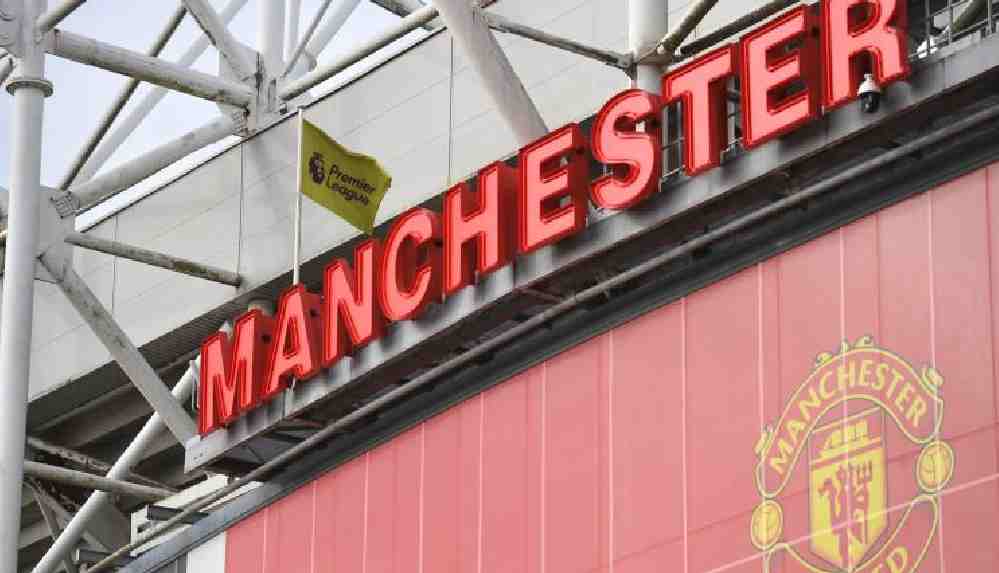 Manchester United taraftarları takımın antrenmanını engelledi