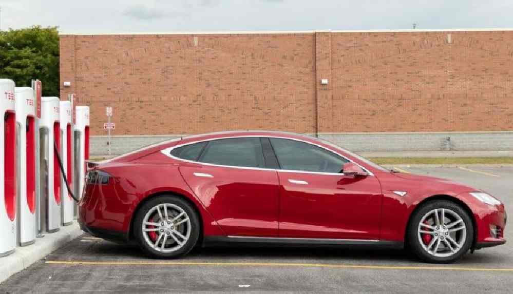 Sürücüsüz Tesla aracında kaza_ İki kişi hayatını kaybetti