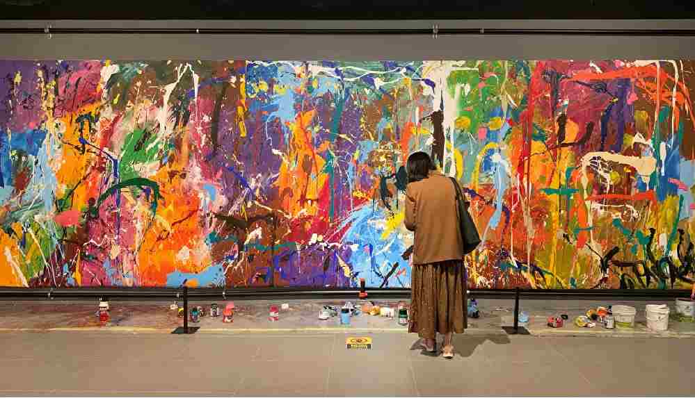 Tablonun önündeki fırçaların eserin parçası olduğunu anlamayan çift 500 bin dolarlık eseri boyadı