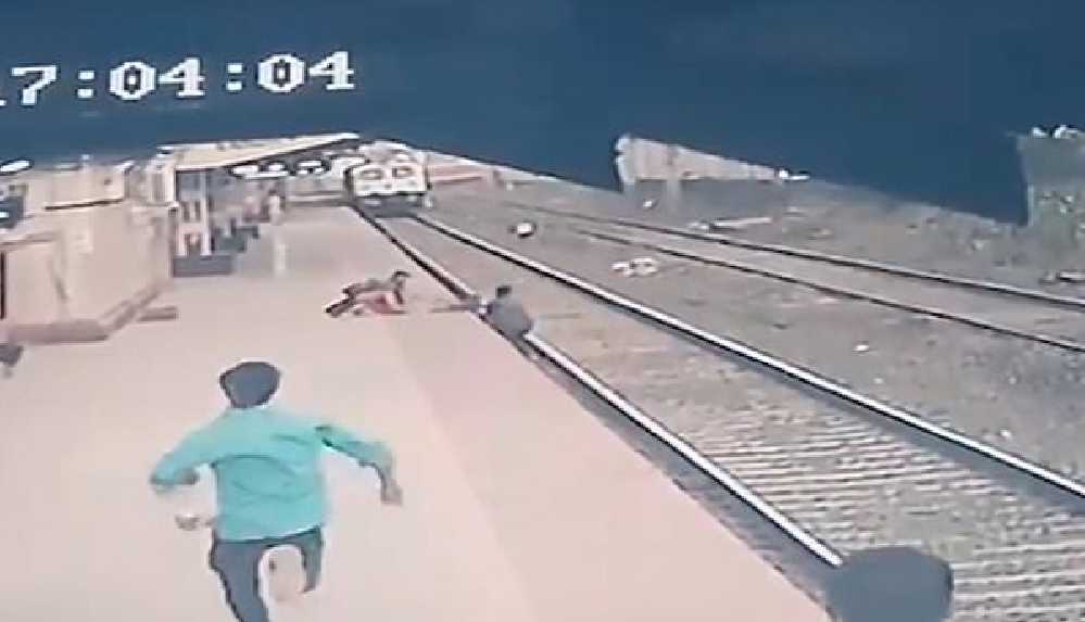 _Tren geldiği sırada raylara düşen çocuğu hayatı pahasına kurtardı
