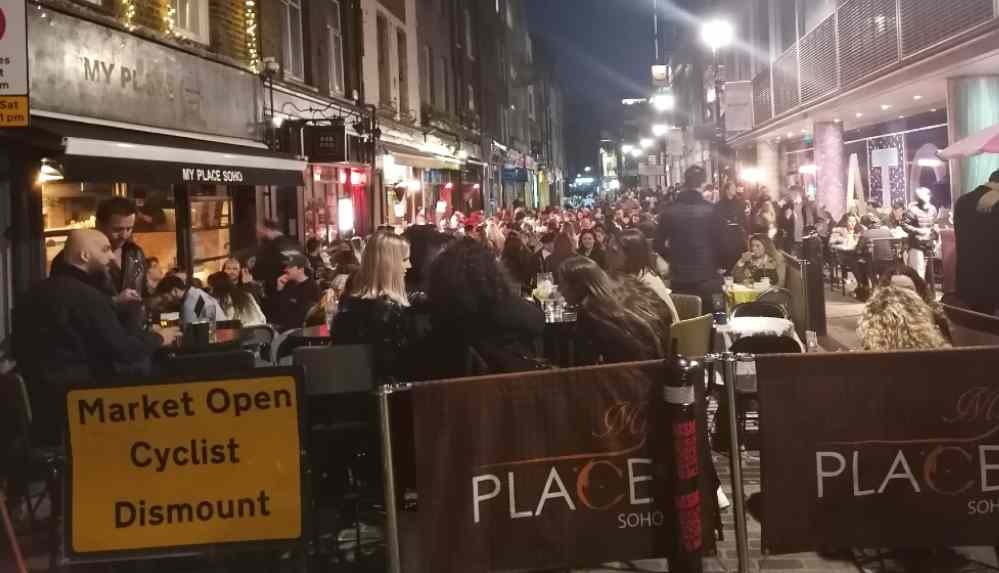 Vaka sayısının düştüğü İngiltere’de uzmandan uyarı_ Yeni corona dalgası bekleniyor