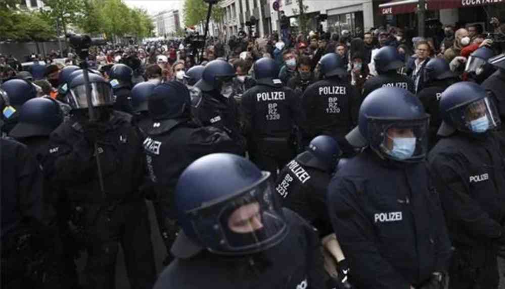 Almanya'da Kovid-19 tedbirlerini protesto gösterisinde çok sayıda kişi gözaltına alındı